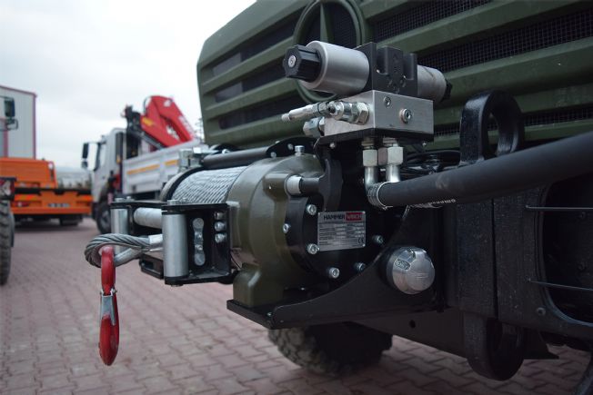 Askeri araç kurtarma operasyonunda kullanılan yüksek torklu hidrolik vinç Askeri araç kurtarma operasyonunda kullanılan yüksek torklu hidrolik vinç